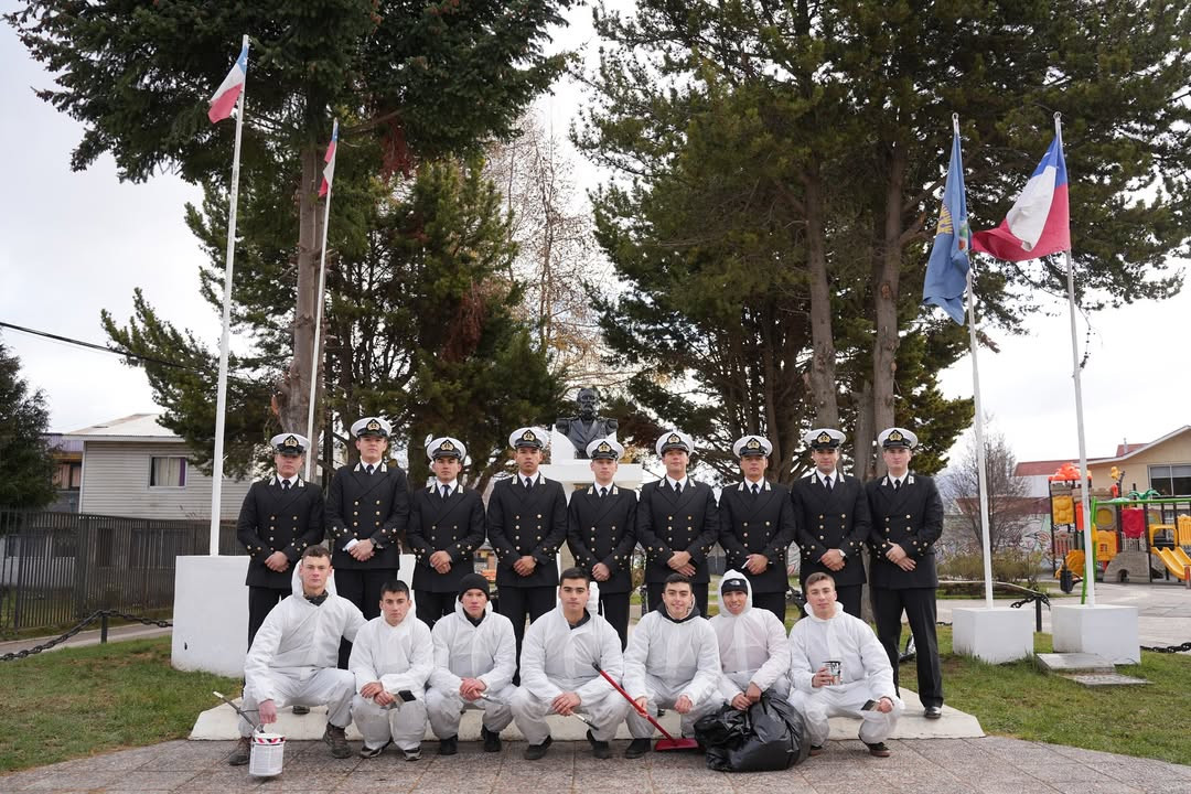 Retauraciu00f3n del busto del comandante Arturo Prat en Coyhaique Firma Escuela Naval Arturo Prat de la Armada de Chile
