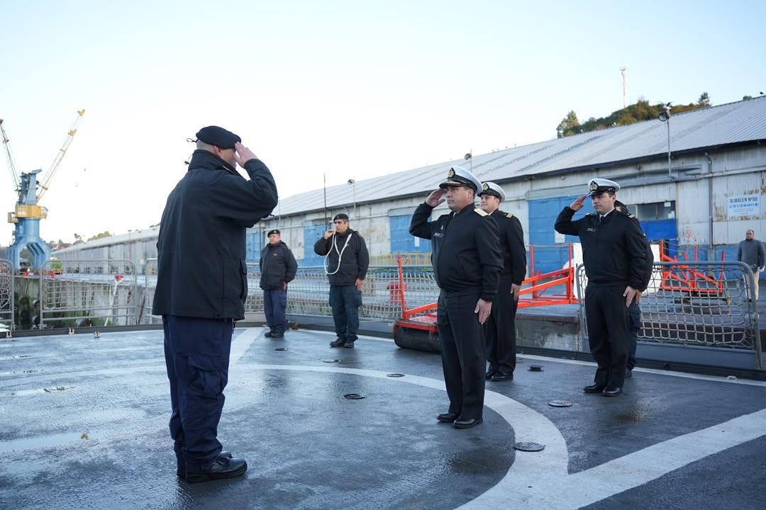 Visita del contraalmirante Jorge Tosso a los alumnos de segundo au00f1o en la barcaza LST 92 Rancagua en Puerto Montt Firma Escuela Naval Arturo Prat de la Armada de Chile