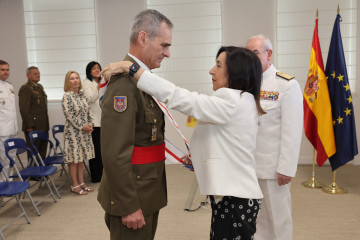 Margarita Robles coloca la Gran Cruz del Mérito Militar al teniente general Aroldo Lázaro
