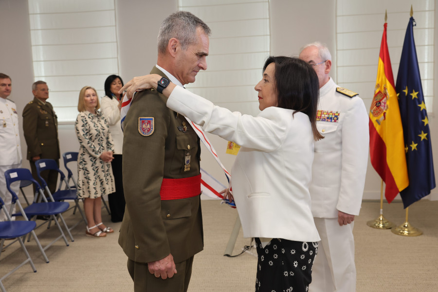 Margarita Robles coloca la Gran Cruz del Mérito Militar al teniente general Aroldo Lázaro