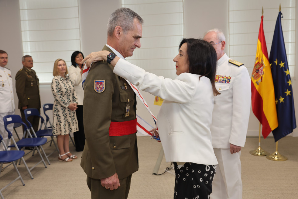 Margarita Robles coloca la Gran Cruz del Mérito Militar al teniente general Aroldo Lázaro