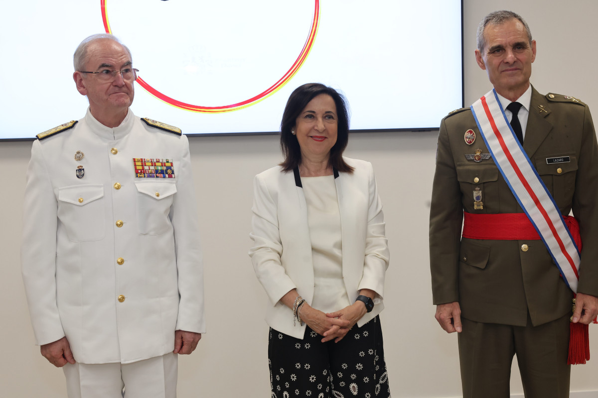 El Jemad, Margarita Robles y Aroldo Lu00e1zaro durante el acto de condecoraciu00f3n