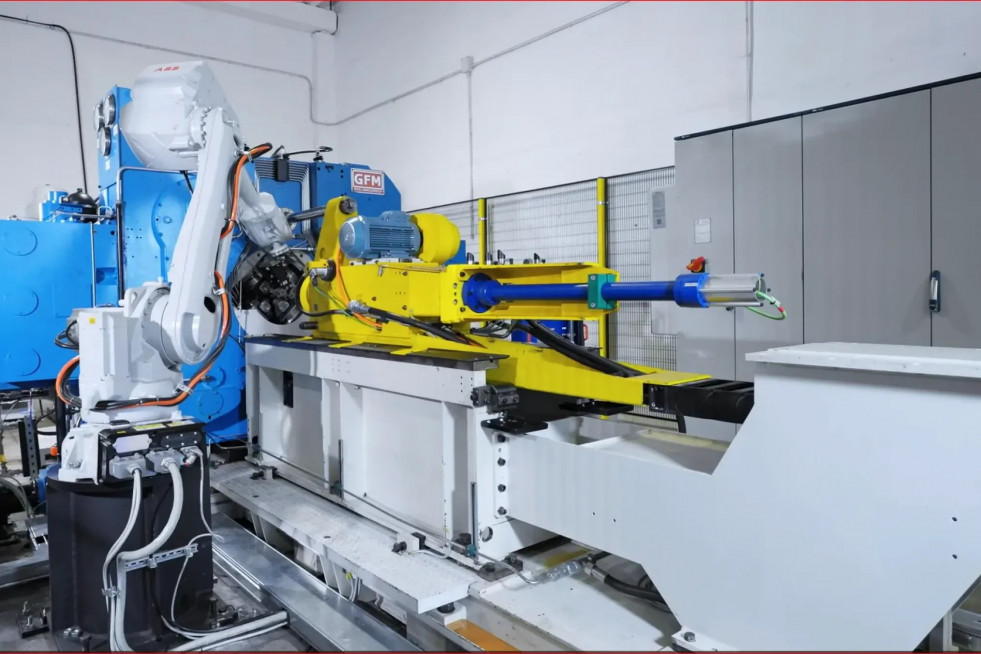 Máquina de forja GFM de fabricación austriaca utilizada en la producción de barriles Foto código abierto