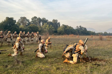 Soldados conscriptos efectuando su certificación como sirvientes de pieza de mortero de 81 mm en el Campo de Instrucción y Entrenamiento General Bari de Linares Firma Regimiento N° 9 Chillán del E