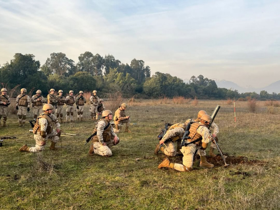 Soldados conscriptos efectuando su certificación como sirvientes de pieza de mortero de 81 mm en el Campo de Instrucción y Entrenamiento General Bari de Linares Firma Regimiento N° 9 Chillán del E