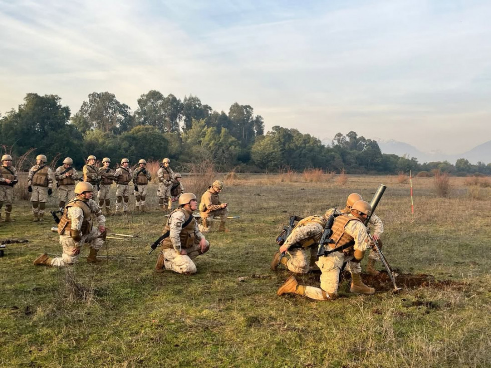 Soldados conscriptos efectuando su certificación como sirvientes de pieza de mortero de 81 mm en el Campo de Instrucción y Entrenamiento General Bari de Linares Firma Regimiento N° 9 Chillán del E