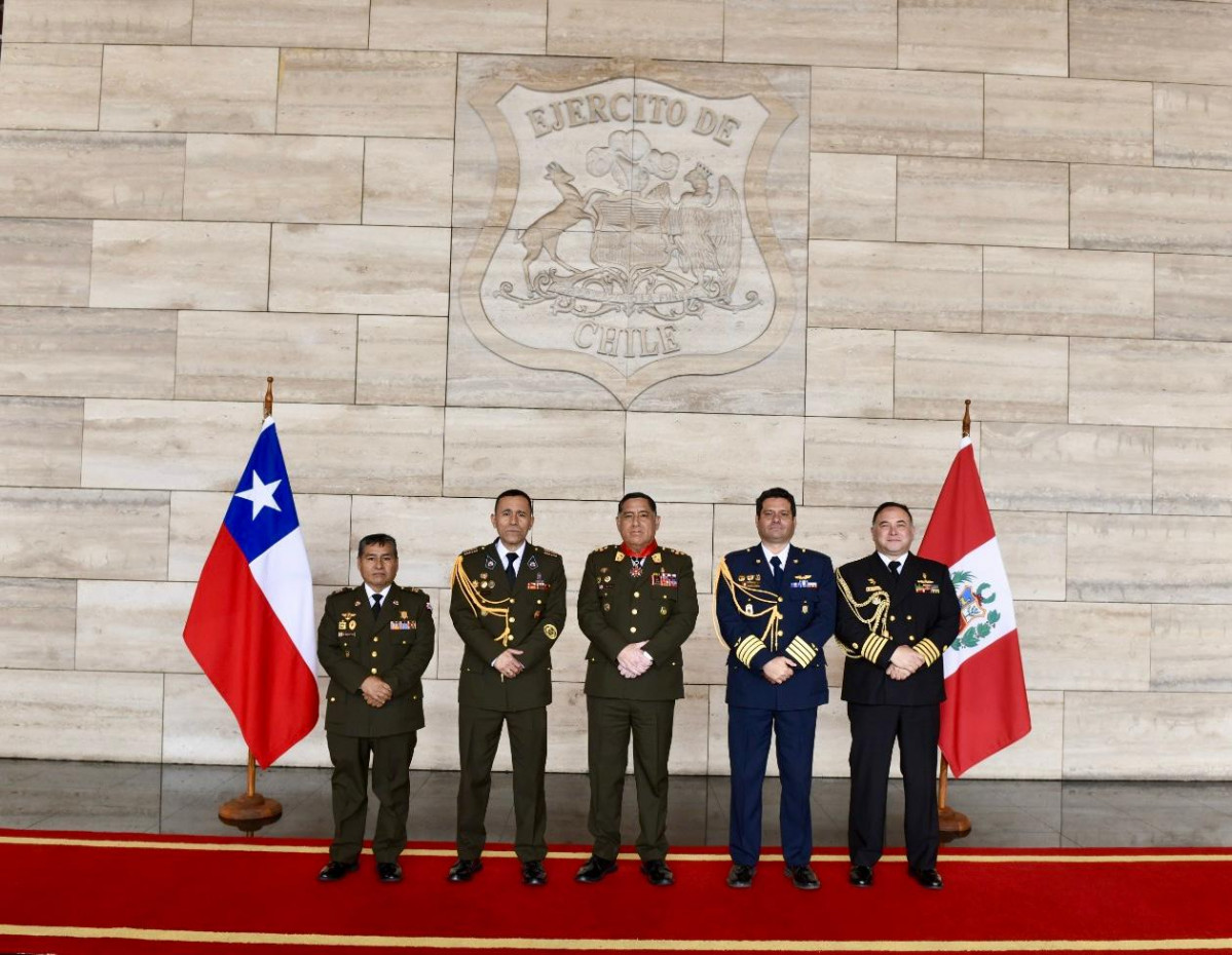Delegaciu00f3n del Eju00e9rcito del Peru00fa en el Edificio Eju00e9rcito Bicentenario Brigadier Josu00e9 Miguel Carrera Verdugo Firma Eju00e9rcito del Peru00fa