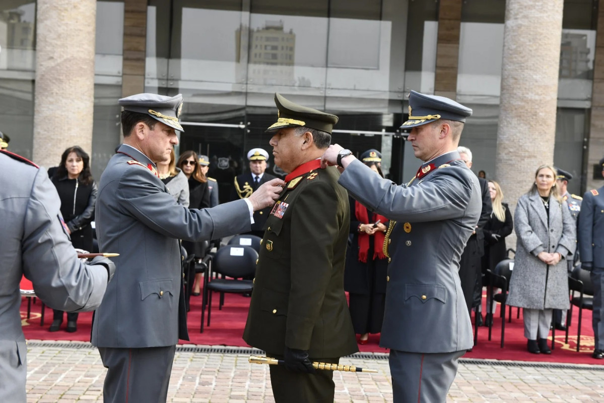 Entrega de la condecoraciu00f3n Cruz de la Victoria al general Briceu00f1o Firma Eju00e9rcito de Chile