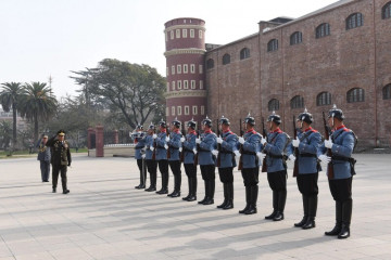 El general Vallejo recibe honores del Regimiento de Escolta Presidencial N°1 Granaderos a su arribo al Edificio Ejército Bicentenario en Santiago Firma Ejército de Chile 002