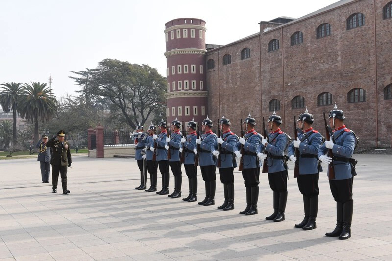 El general Vallejo recibe honores del Regimiento de Escolta Presidencial N°1 Granaderos a su arribo al Edificio Ejército Bicentenario en Santiago Firma Ejército de Chile 002