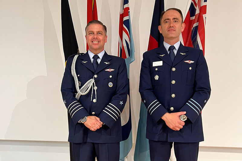 Agregado Au00e9reo de Chile en el Reino Unido coronel de aviaciu00f3n Rodrigo Grunert y comandante de grupo Gonzalo Zalazar en la ceremonia de clausura del Advanced Command and Staff Course Firma FACh