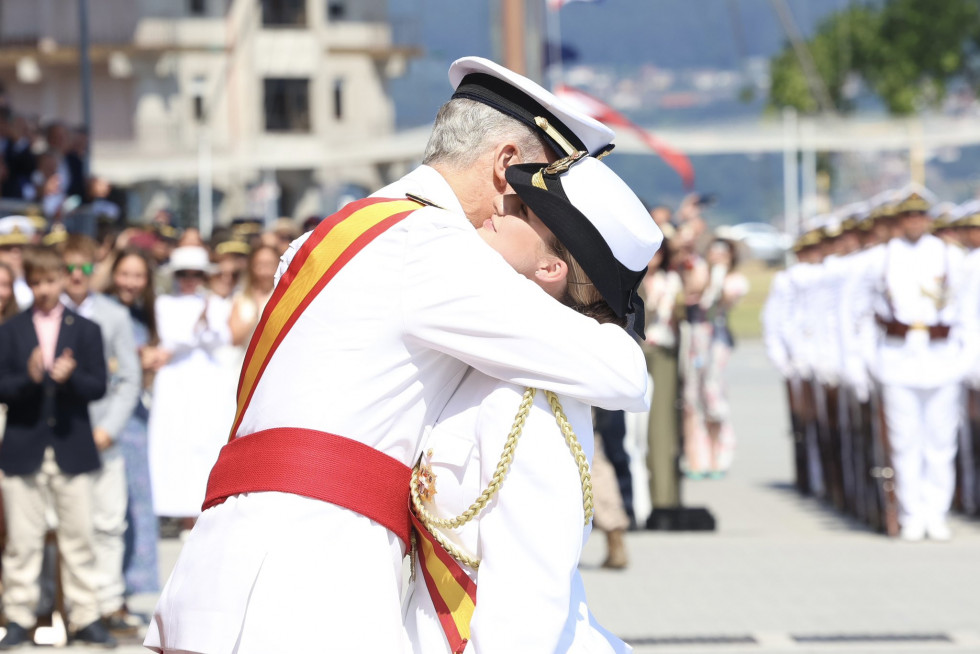 El Rey abraza a su hija, la princesa de Asturias, tras imponerle la Gran Cruz al Mérito Naval