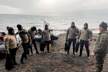 Alumnos del curso de Buzo Autónomo y Patrón de Bote de la III División de Montaña en la fase de Aguas Abiertas efectuada en el Centro de Instrucción y Entrenamiento Puyehue Firma Ejército de Chi