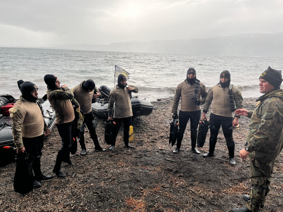 Alumnos del curso de Buzo Autónomo y Patrón de Bote de la III División de Montaña en la fase de Aguas Abiertas efectuada en el Centro de Instrucción y Entrenamiento Puyehue Firma Ejército de Chi