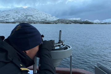 Alumno realizando práctica de pilotaje en los canales australes a bordo del PSG 73 Isaza Firma Academia Politécnica Naval de la Armada de Chile