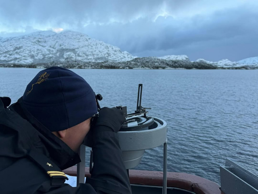 Alumno realizando práctica de pilotaje en los canales australes a bordo del PSG 73 Isaza Firma Academia Politécnica Naval de la Armada de Chile