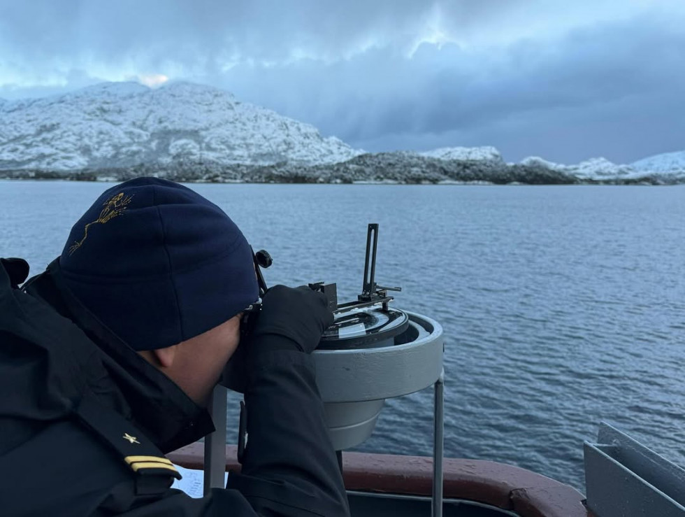 Alumno realizando práctica de pilotaje en los canales australes a bordo del PSG 73 Isaza Firma Academia Politécnica Naval de la Armada de Chile