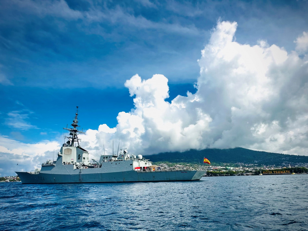 Fragata Española Méndez Núñez en las islas Molucas