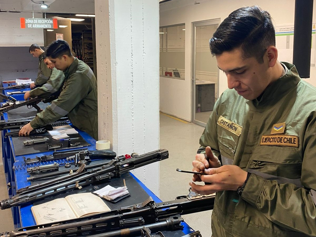 Alumno del curso de mecu00e1nico artificiero realizando la inspecciu00f3n de una ametralladora Rheinmetall MG 3 calibre 7,62x51 mm Firma Eju00e9rcito de Chile