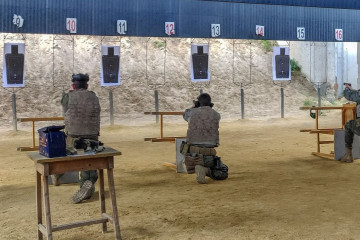 Militares españoles realizan prácticas de tiro con sus pistolas
