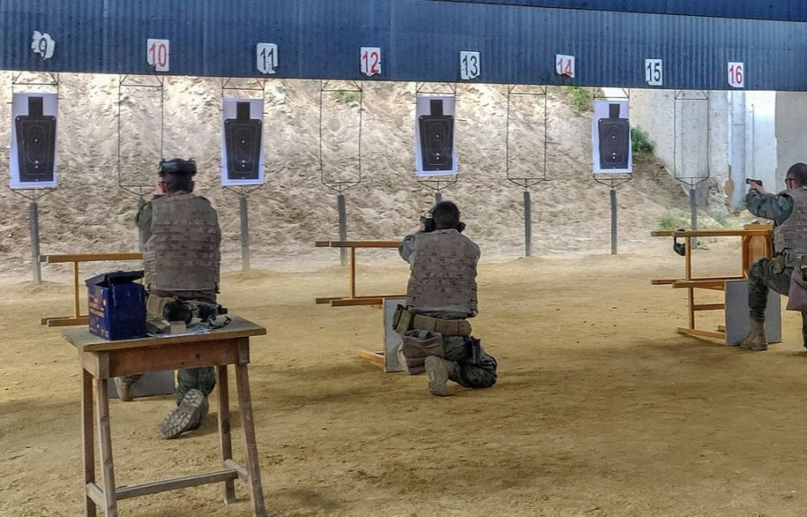 Militares españoles realizan prácticas de tiro con sus pistolas