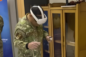 El general Briceño conoce el funcionamiento del sistema de entrenamiento de realidad mixta del proyecto de realidad extendida. Firma Academia Politécnica Militar del Ejército de Chile