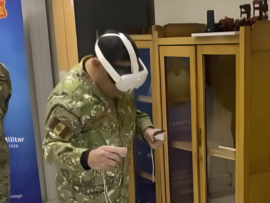 El general Briceño conoce el funcionamiento del sistema de entrenamiento de realidad mixta del proyecto de realidad extendida. Firma Academia Politécnica Militar del Ejército de Chile