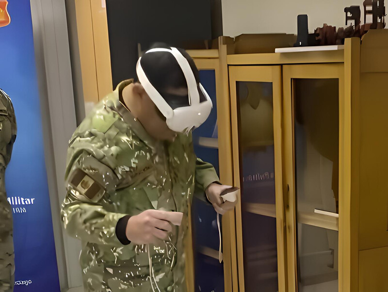 El general Briceño conoce el funcionamiento del sistema de entrenamiento de realidad mixta del proyecto de realidad extendida. Firma Academia Politécnica Militar del Ejército de Chile