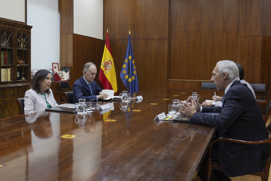La ministra española de Defensa, Margarita Robles, junto al representante de la UE para el Sahel y el secretario general de Política de Defensa