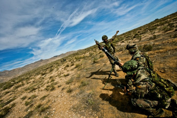 Miembros de la Infantería de Marina montando un mortero