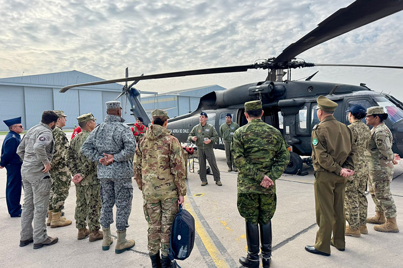 Presentación de helicóptero MH 60M a agregados y secretarios extranjeros acreditados en Chile Firma FACh