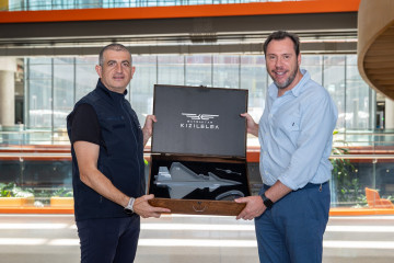 Óscar Puente visita la fábrica de drones Baykar en Turquía