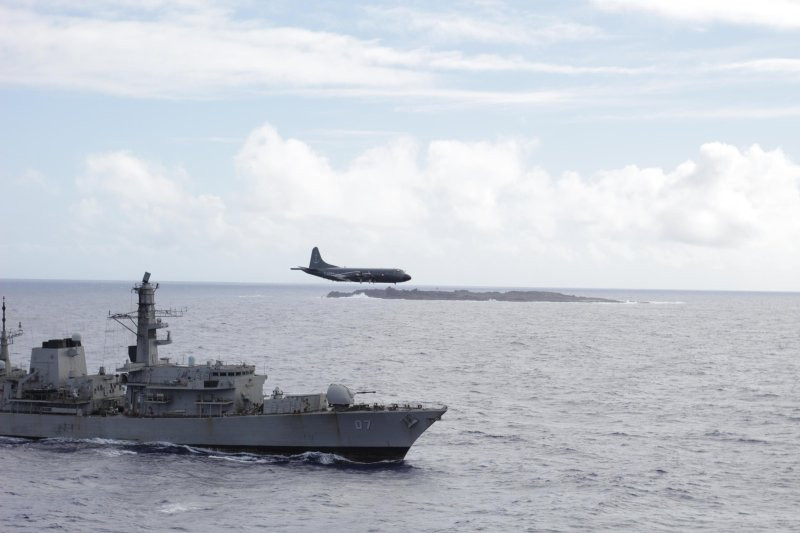 Avión P 3ACh Orion y fragata antisubmarina Type 23 FF 07 Almirante Lynch desplegados en la Operación de Fiscalización Pesquera Oceánica MATA UI I Firma Armada de Chile