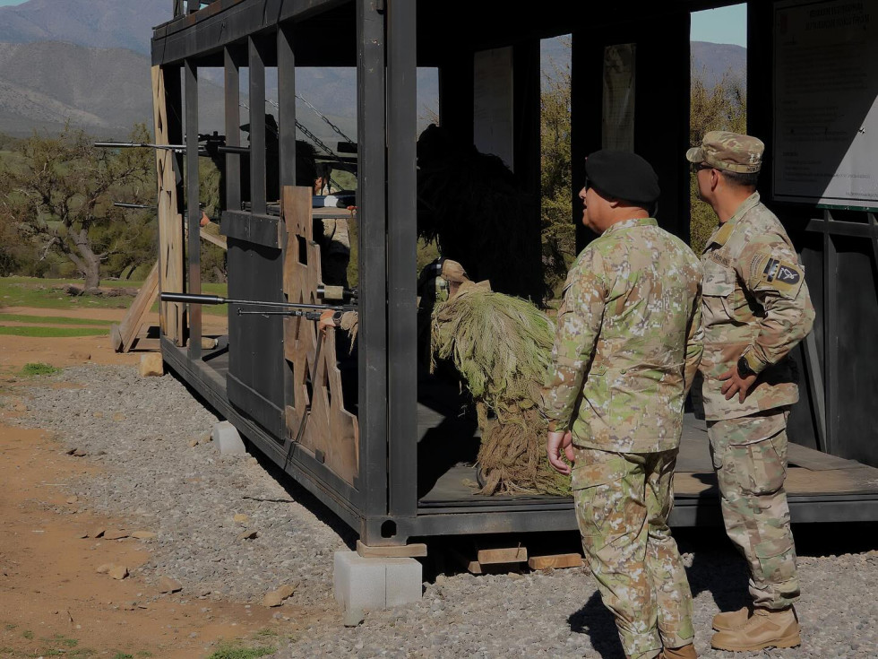 El general Briceño observa el entrenamiento de los francotiradores de la BOE Lautaro Firma Comando de Operaciones Especiales del Ejército de Chile