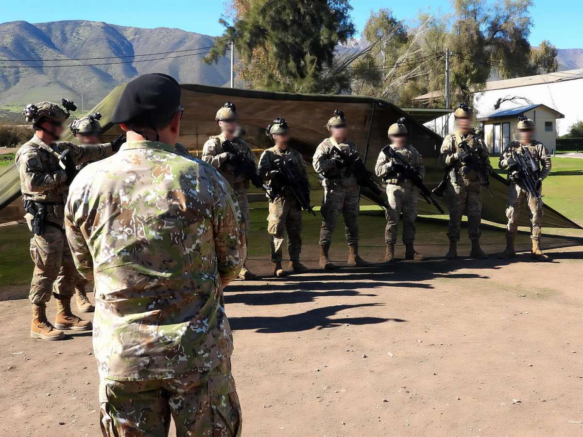 Presentaciu00f3n de equipamiento de operadores de la BOE Lautaro  Firma Comando de Operaciones Especiales del Eju00e9rcito de Chile