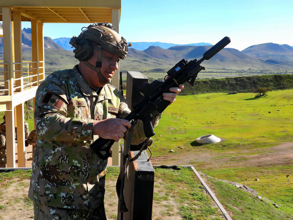 El general Briceu00f1o con un fusil de asalto IWI Arad 5 Firma Comando de Operaciones Especiales del Eju00e9rcito de Chile