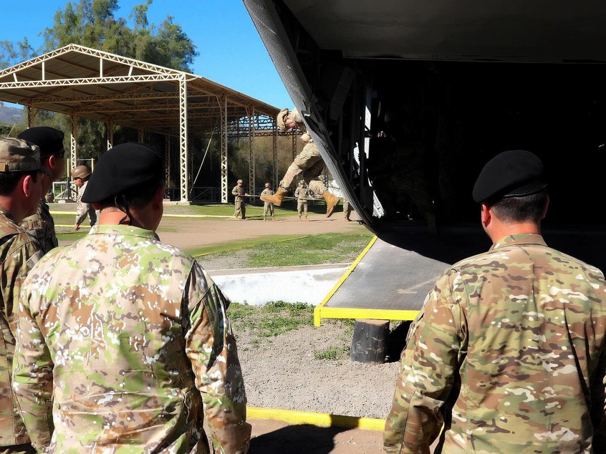 El general Briceu00f1o en la subcancha de aviu00f3n simulado de la cancha de paracaidistas Firma Comando de Operaciones Especiales del Eju00e9rcito de Chile