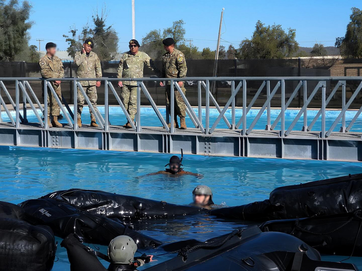 El general Briceu00f1o en el Centro de Entrenamiento Anfibio de la BOE Lautaro Firma Comando de Operaciones Especiales del Eju00e9rcito de Chile