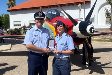 Entrega de medalla Fuerza Aérea de Chile a la teniente Esther García Cortés del Ejército del Aire y del Espacio de España Firma FACh