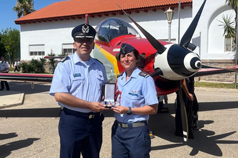 Entrega de medalla Fuerza Aérea de Chile a la teniente Esther García Cortés del Ejército del Aire y del Espacio de España Firma FACh
