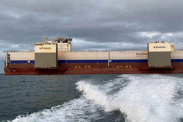 El Boka Vanguard en la bahía de Punta Arenas Firma Armada de Chile