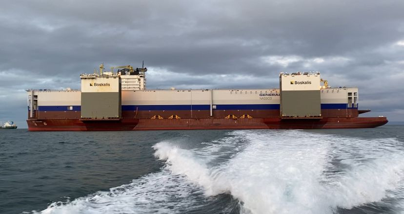 El Boka Vanguard en la bahía de Punta Arenas Firma Armada de Chile