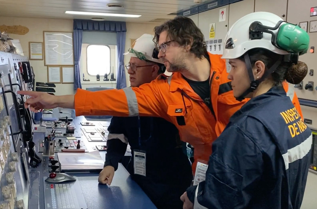 Inspectores de la Gobernaciu00f3n Maru00edtima de Punta Arenas a bordo del Boka Vanguard Firma Armada de Chile 002