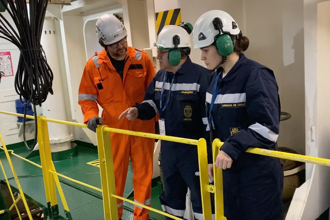 Inspectores de la Gobernaciu00f3n Maru00edtima de Punta Arenas a bordo del Boka Vanguard Firma Armada de Chile 004