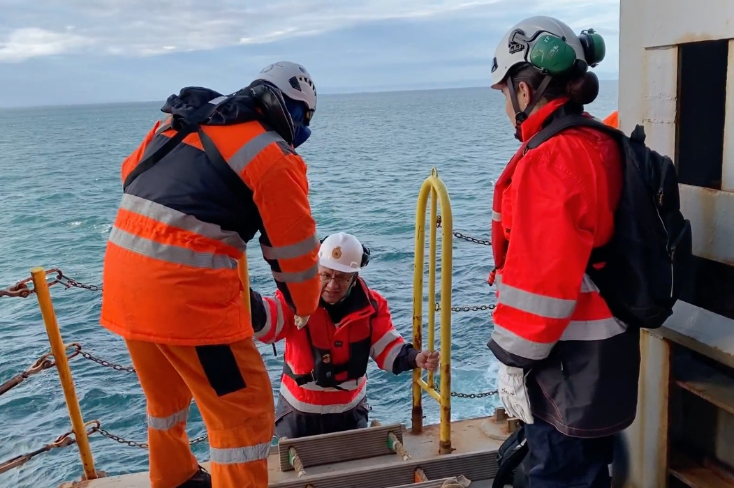Inspectores abordando el Boka Vanguard en Punta Arenas Firma Armada de Chile