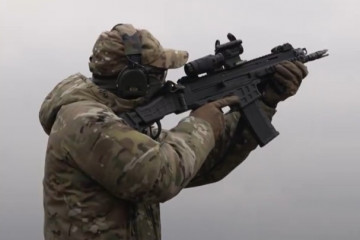 Soldado disparando munición antidrones. Imagen. Brave1