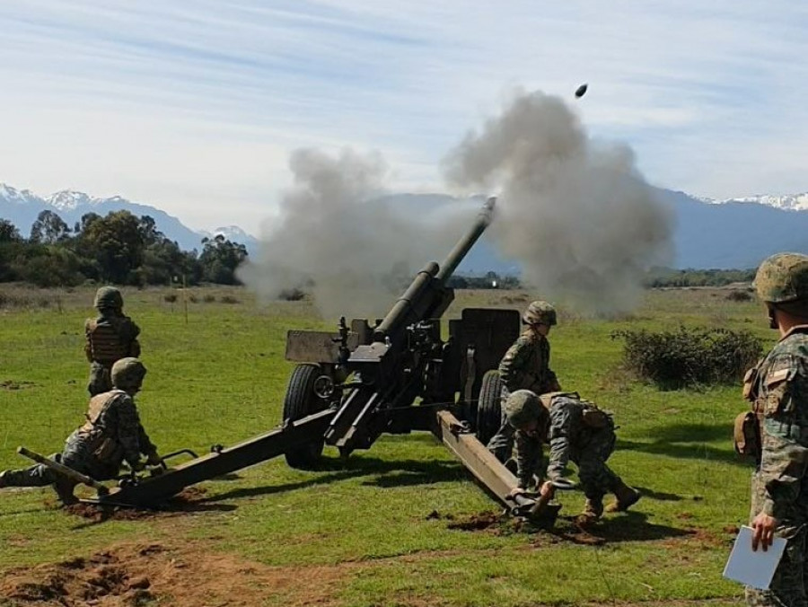 Disparo de pieza M 101 de 105 mm en la Escuela de Artillería en Linares Firma Ejército de Chile