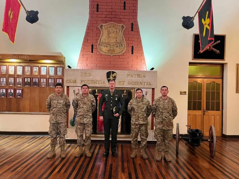 El coronel Rubilar recibe al sargento 2u00b0 Arlei Airton Mahl del Eju00e9rcito de Brasil Firma Escuela de Artilleru00eda del Eju00e9rcito de Chile