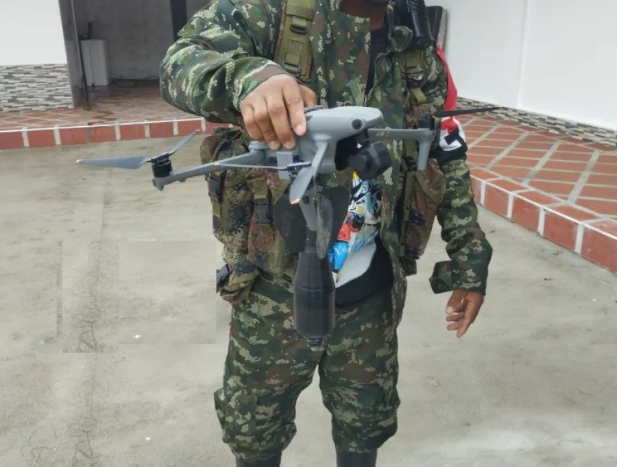 Miembro del ELN sosteniendo un dron armado con una granada para ataque. Foto RRSS