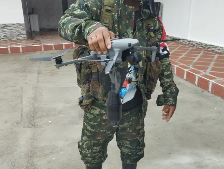 Miembro del ELN sosteniendo un dron armado con una granada para ataque. Foto RRSS